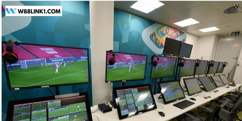 Var là công nghệ xem lại diễn biến chính xác của trận đấu. 